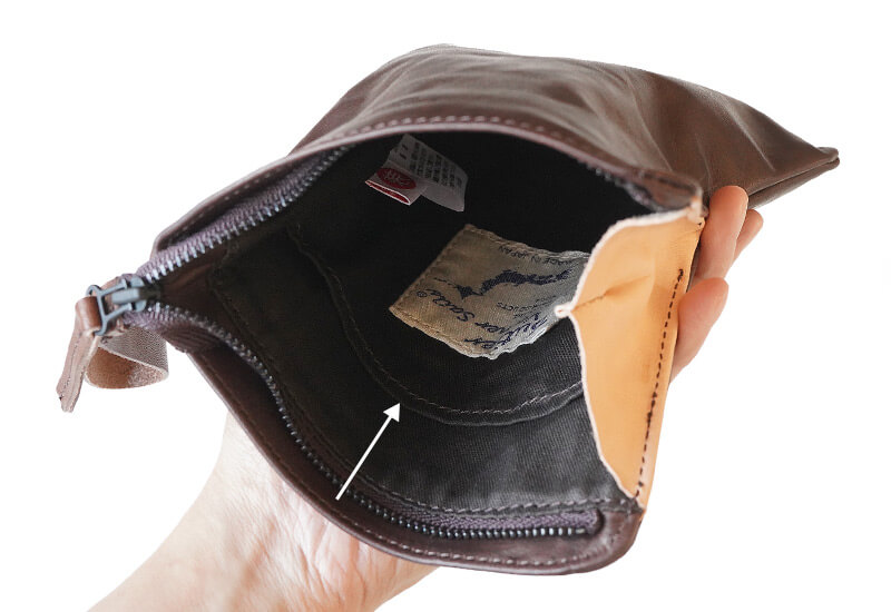 内ポケットにブランドタグ