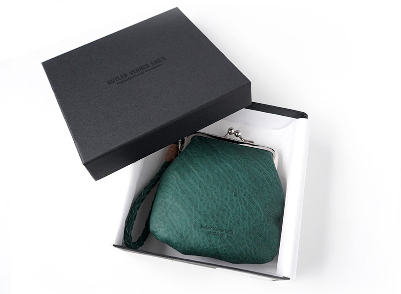 通気性の良い薄紙で包み、Butler Verner Sails専用のボックスに入れてお届けします。贈り物としても最適です。