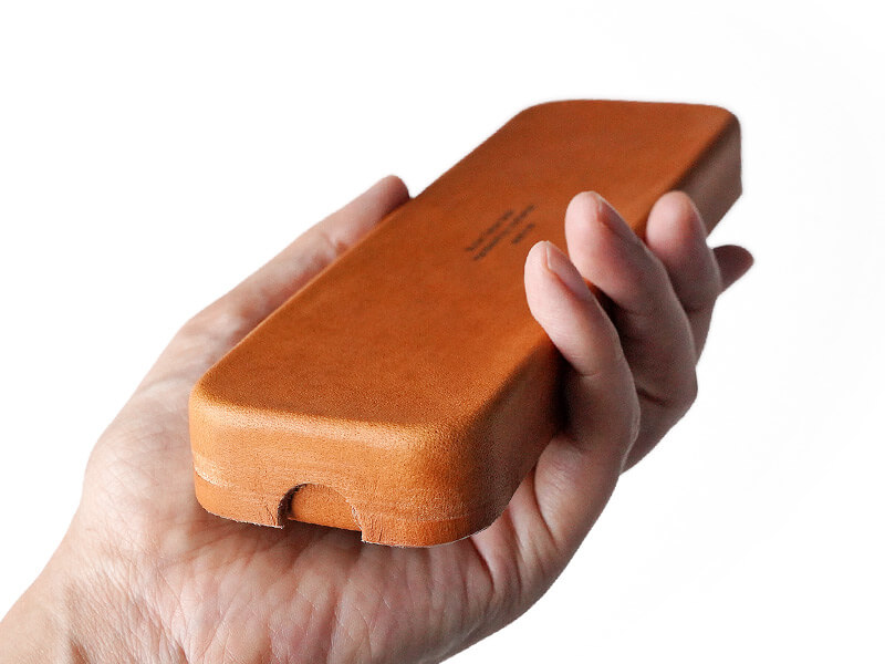 開閉がしやすいように、蓋の片側に半円型の切り込みが施されています。切り込みに指を添えていただくと、スムーズに開閉することができます。