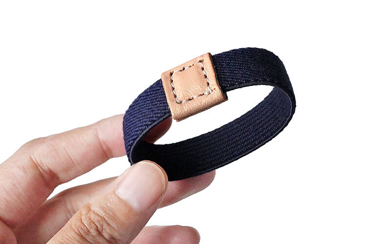 ネイビーカラーのゴムバンドが付属しています。繋ぎ目にはアクセントになる、ヌメ色の栃木レザーを使用しています。