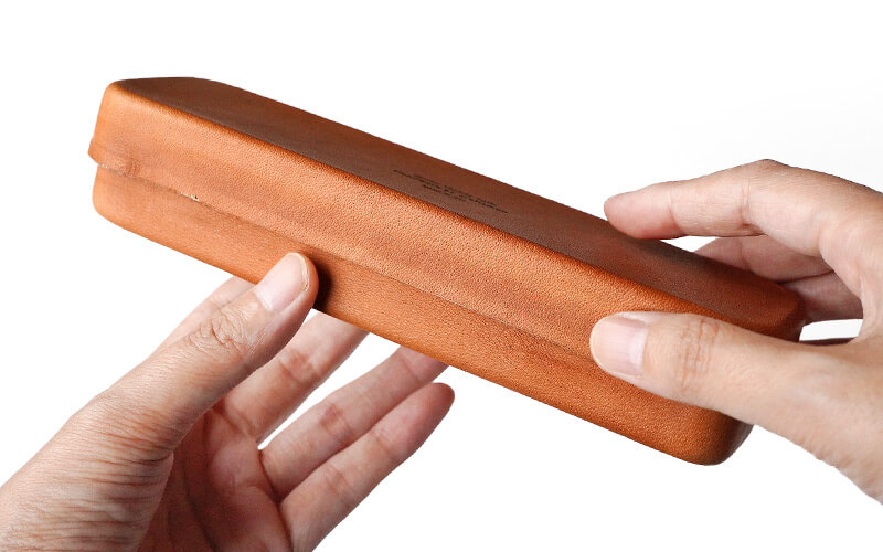 蓋と本体はジャストフィット。ピッタリと収まり、ガタついたり勝手に開いたりすることはありません。