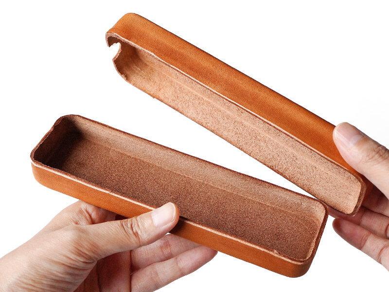 蓋をパカっと開けて使うシンプルなつくりのペンケース。一枚革を成型して作られているので繋ぎ目がなく、余計な加工を施していないので本革の質感をダイレクトに感じられます。ひと手間はかかりますが、開ける所作をも楽しむことができるペンケースです。