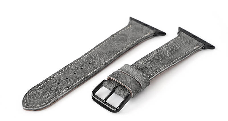 艶のあるブラックの尾錠