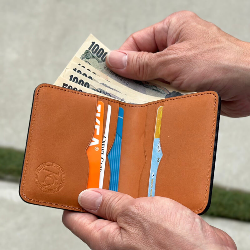シンプルでスリムな札入れ