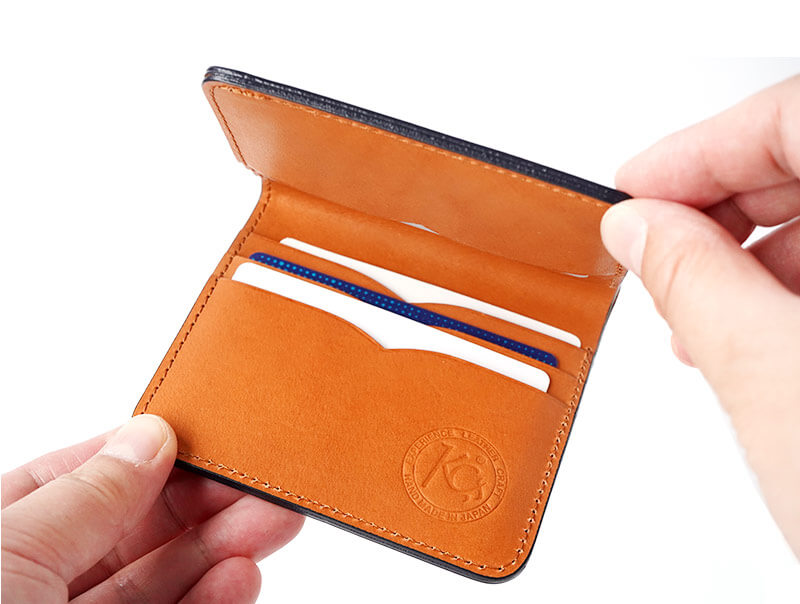 内側にKC,s のブランドロゴ刻印入り。インナーカラーは全色共通でタンです。