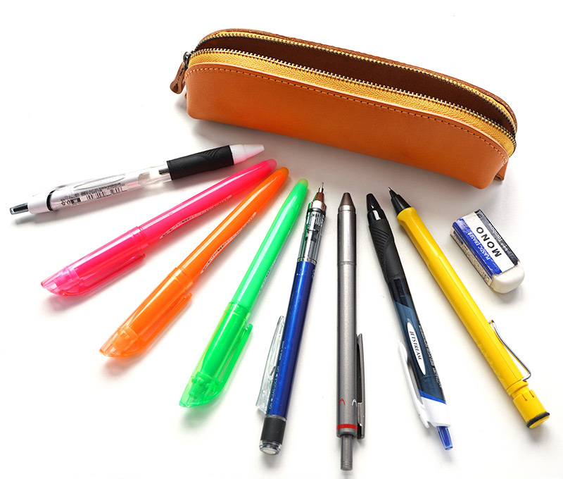 ５～8本程度のペンが収納できました。使い勝手の良い大きさで、シンプルなデザインですので性別・年齢を問わず長くお使いいただけます。