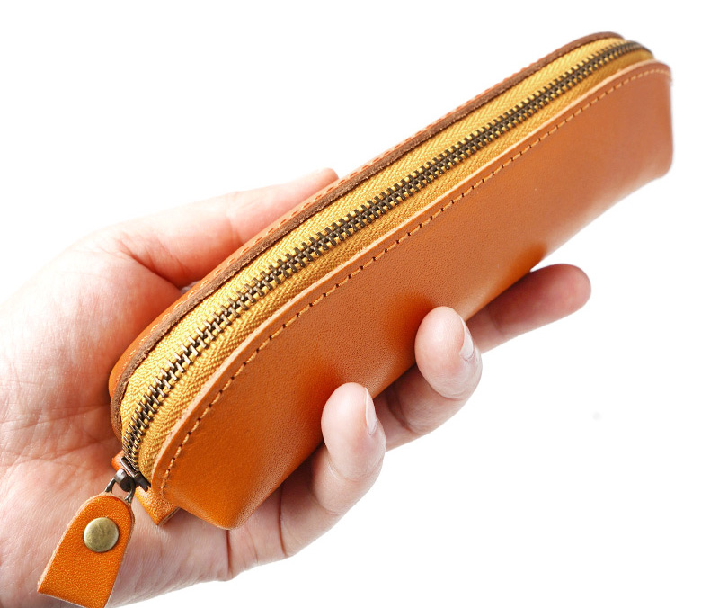 シンプルな造りのペンケースです。スリムな形状なので持ち運びやすく、バッグの中でも邪魔になりません。