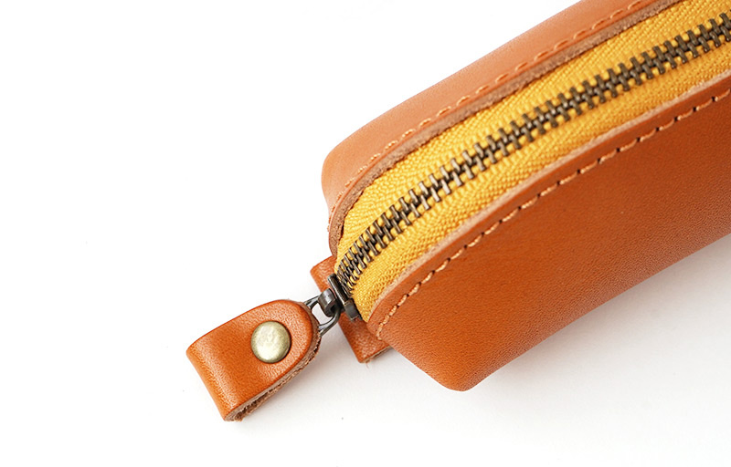 ファスナーの引き手には本体と同じレザーを使用。ファスナーは安心のYKK社製です。 