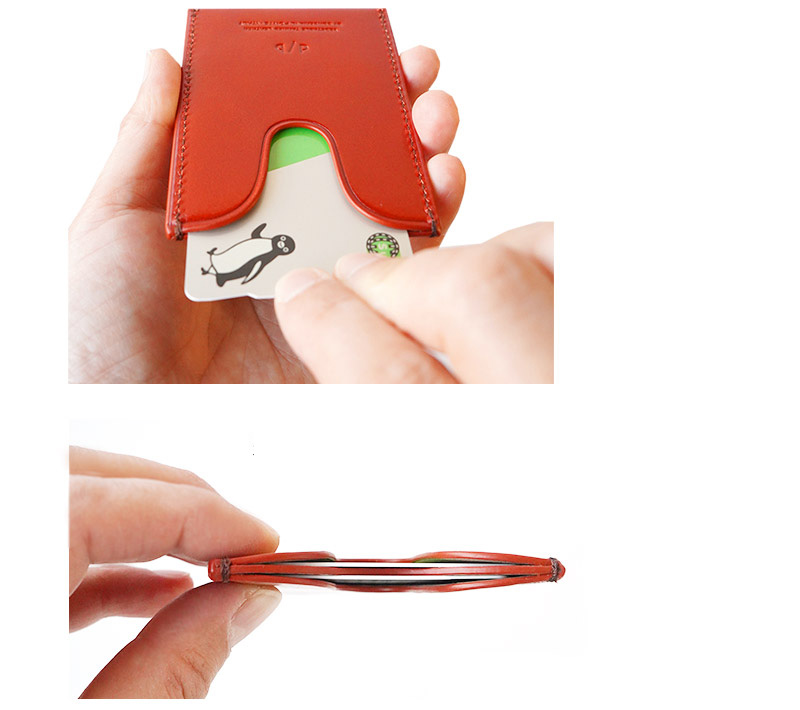 表裏にカードを２枚収納した場合の厚さは約５mm。ポケットにいれてもかさばりません。