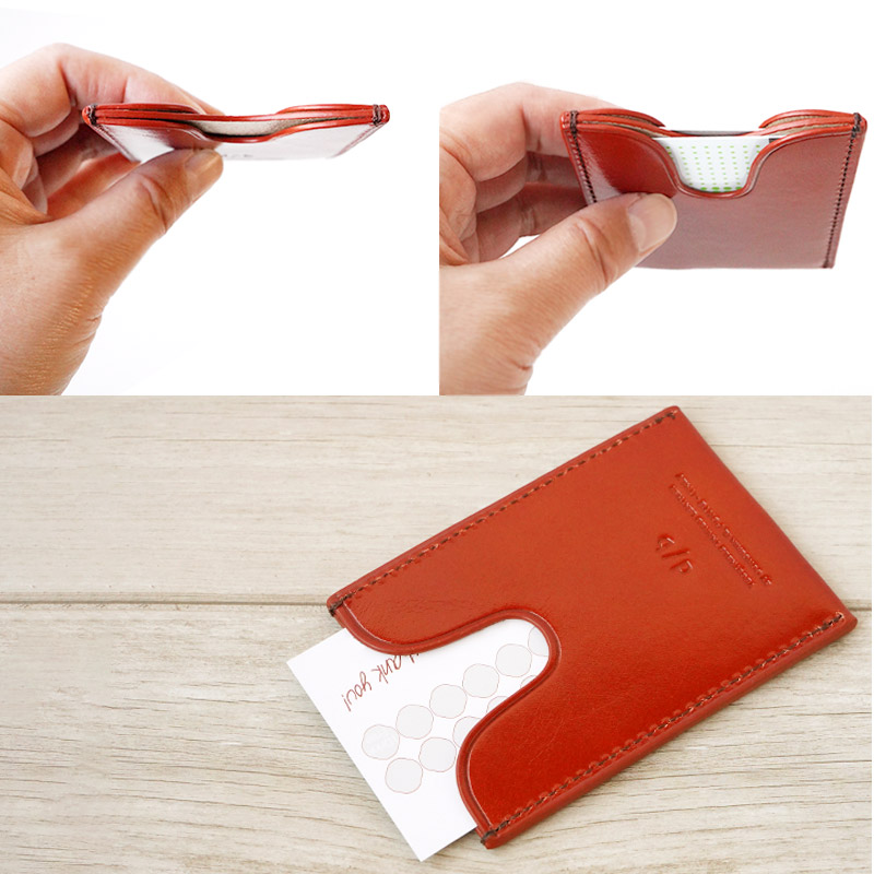 名刺も収まるサイズですのでスリムな名刺ケースとしても使用できます。