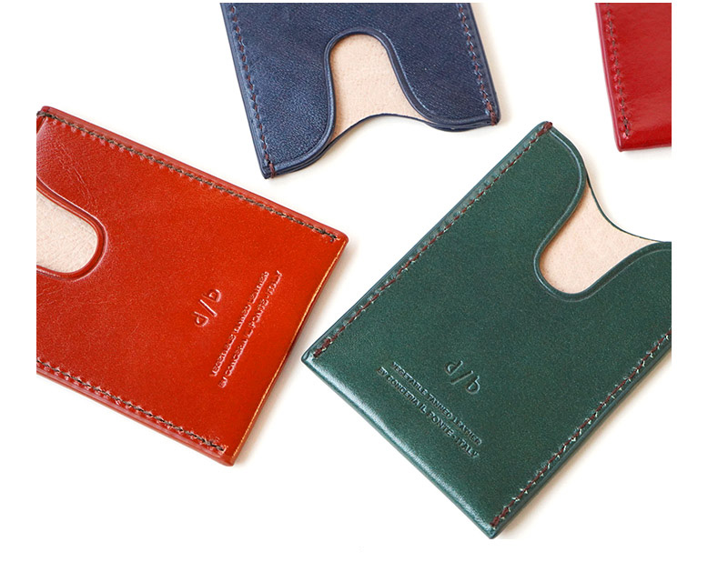 パーツの裏地には、ベージュカラーのピッグスキンを配色