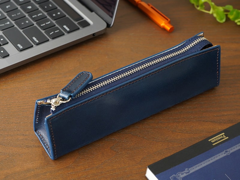 ブルーのペンケース