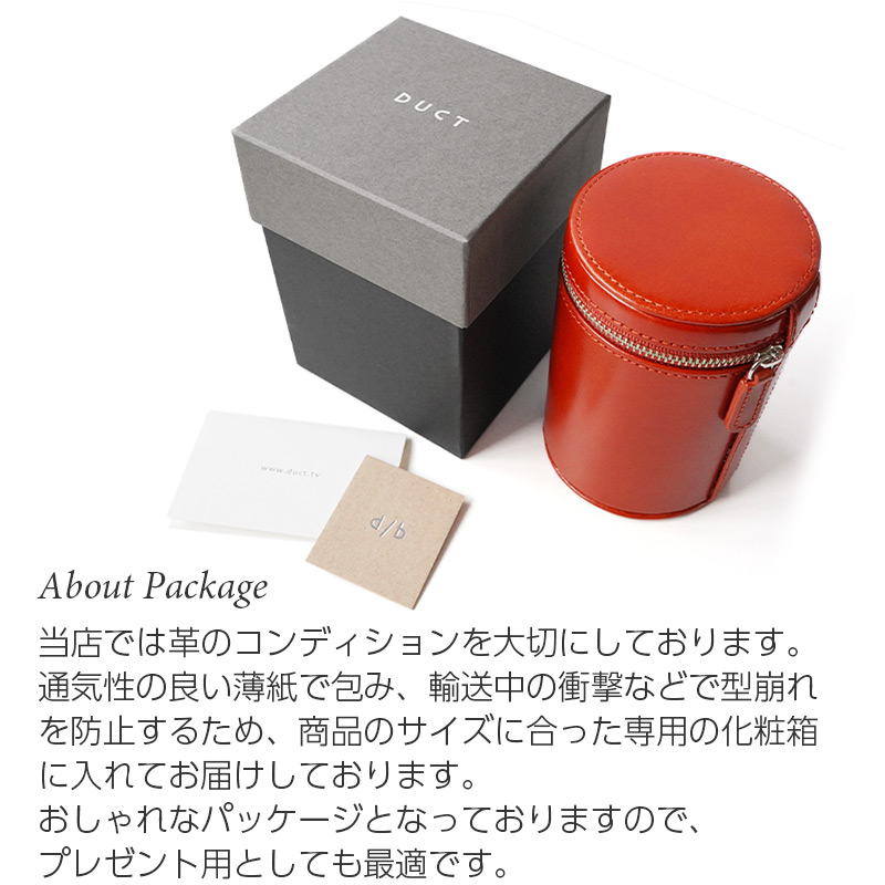 当店では革のコンディションを大切にしております。そのため通気性の良い薄紙で包み、輸送中の衝撃などで型崩れを防止するため、商品のサイズに合った専用の化粧箱に入れてお届けしております。おしゃれなパッケージとなっておりますので、プレゼント用としても最適です。