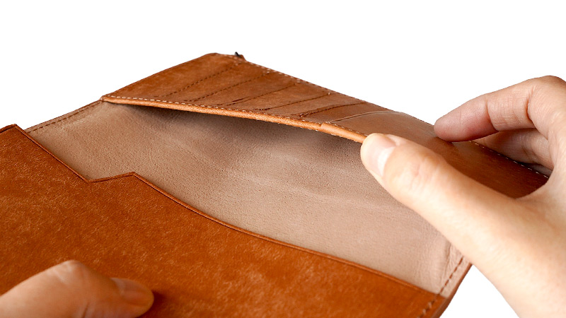 カードポケットの後ろにフリーポケットがあります