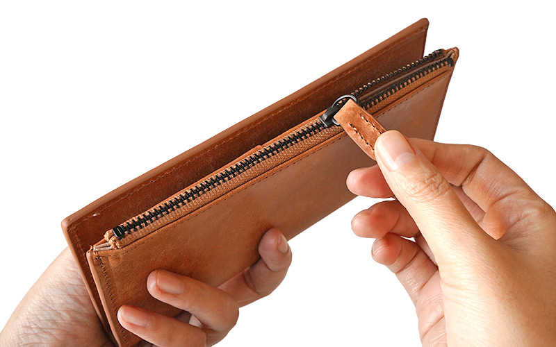 ファスナーの引き手に本体と同じレザーを使用