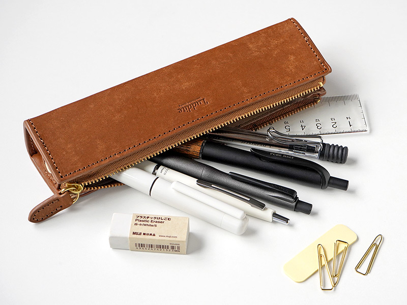 厳選されたお気に入りの筆記具と一緒に