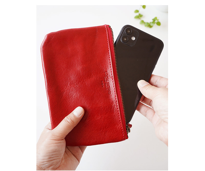 スマートフォンやモバイルアクセサリーの持ち運びにも便利なサイズです。