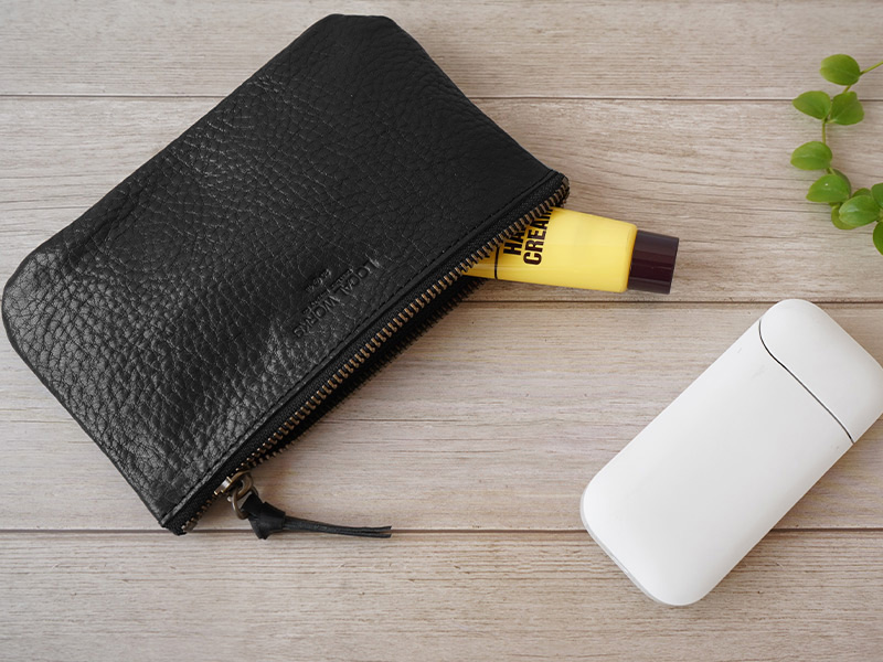 じっくり丁寧に鞣された革を、日本の職人がひとつひとつ丹精込めて仕上げた、Made in Japanの製品です。