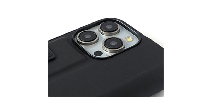 フチ高設計でレンズをしっかり保護します。