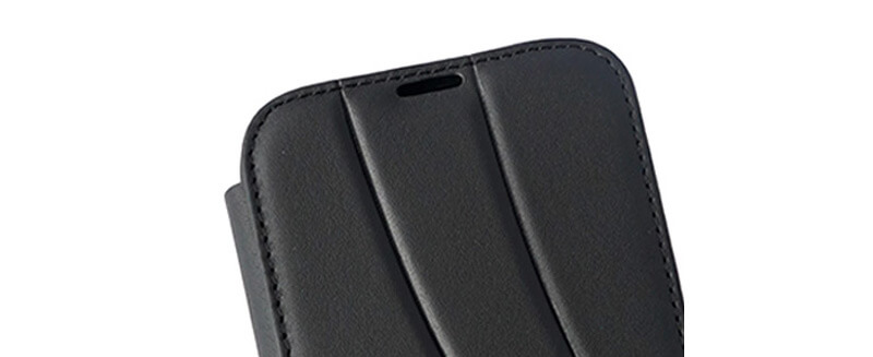 閉じたまま通話ができるスピーカーホール付き。