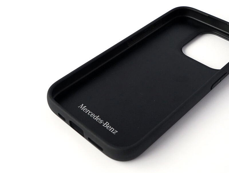 ケース裏側にもMercedes Benzの文字が入っています。
