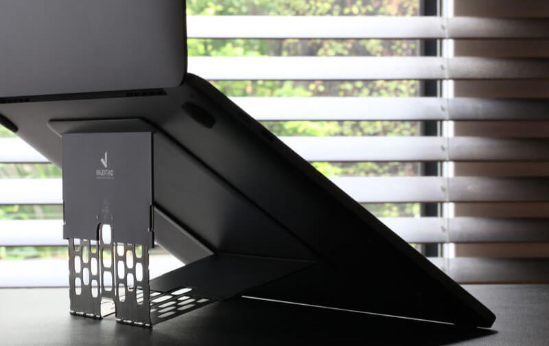 Majextandを使用することで、空気の流れをつくり放熱を促進させ、ノートパソコンの作業効率をアップさせます。