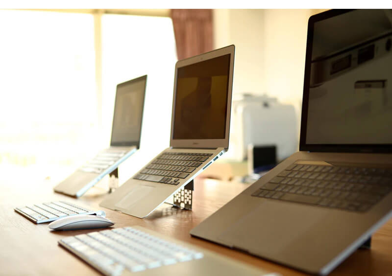 高さ調整をすることで目線を上げることができ、外付けディスプレイを使用して高さを合わせたり、キーボードを別途使用することでより自分好みの使用方法を実現させます。