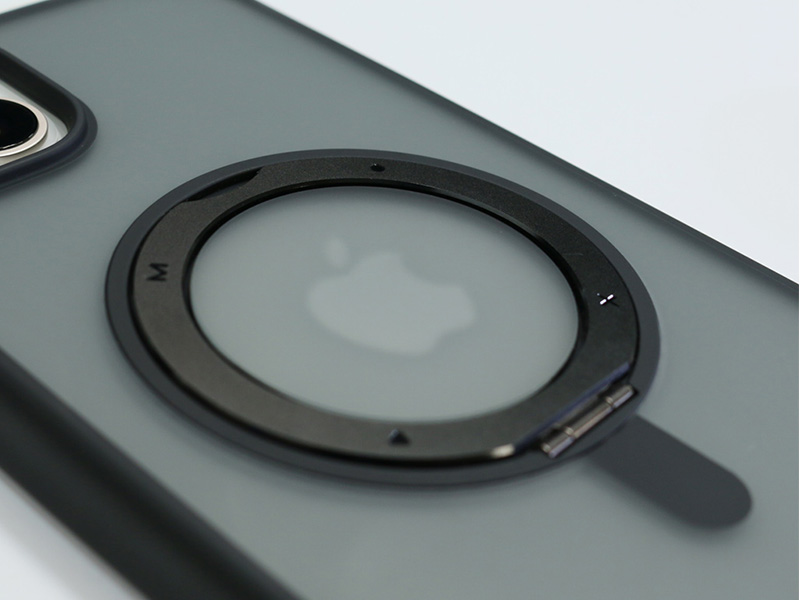 半透明ケースなのでアップルマークが透けてみえます。