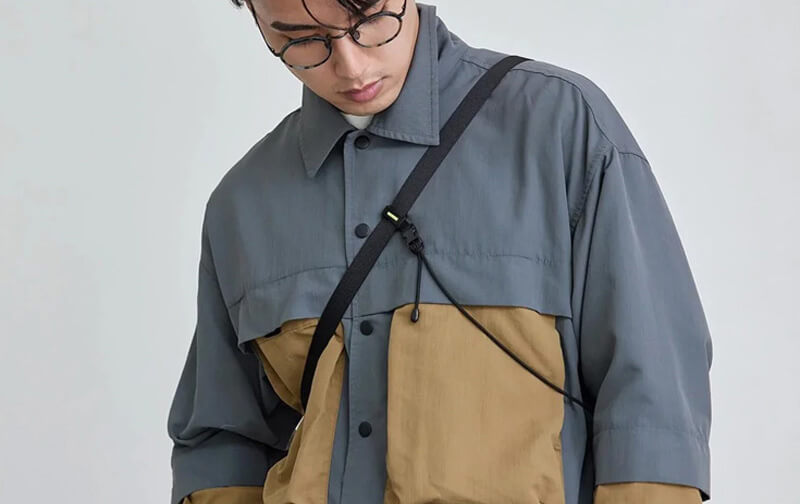 ３点式のバックルベルトで身体に密着