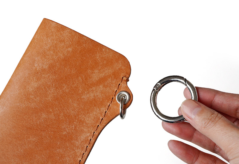 取り外し可能なカラビナ付きが便利