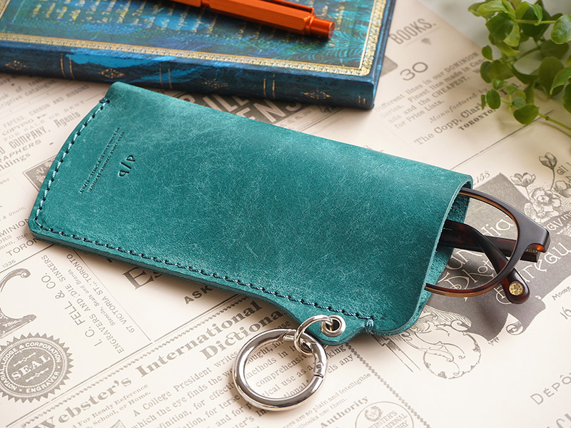 バケッタレザーの滑らかな手触りとエイジングが楽しめる