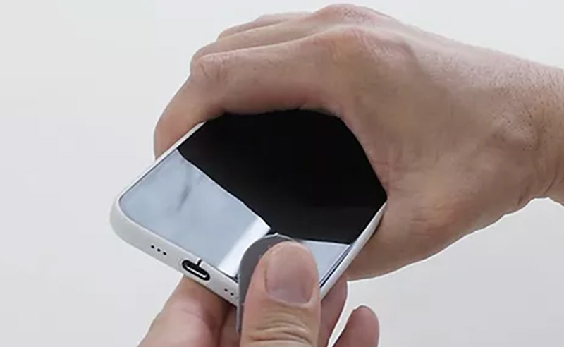 ケースの取り外しをしやすくするためLightning 部には切れ目がついた設計になっています。　