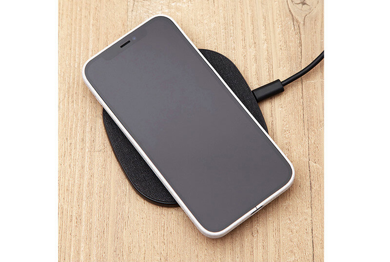 Qi充電に対応しています。