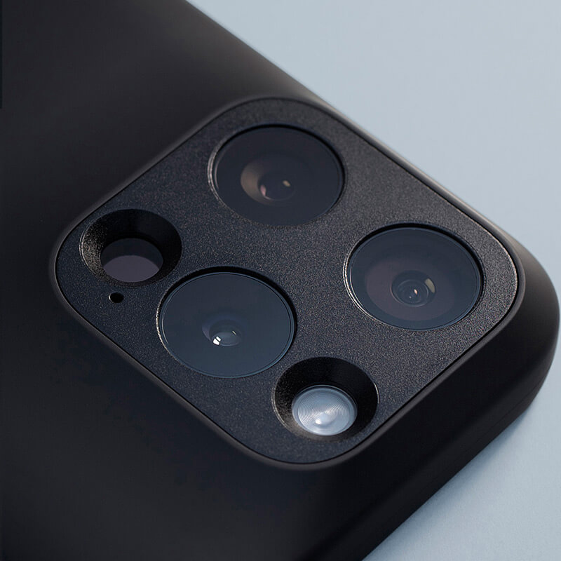 大きく飛び出した複雑な形状のリアカメラをしっかりカバー