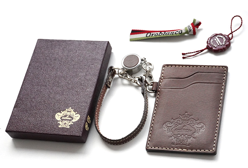 このパスケースは専用の箱に入れてお届けします