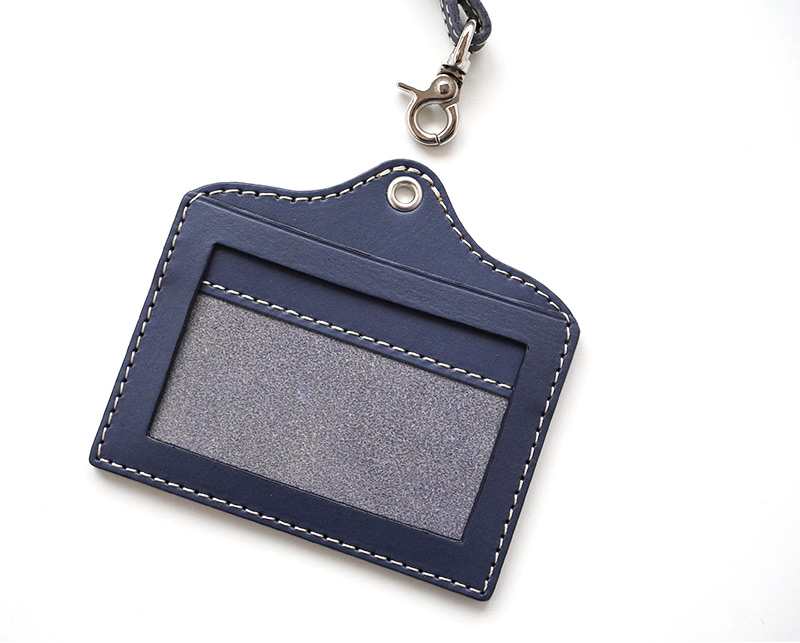 ネックストラップは、簡単に取り外しが可能です。