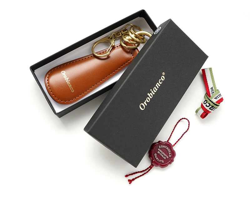 オロビアンコ専用ボックスに、正規品を示す印章、トリコロールリボンが付属しています。ギフトアイテムとしてもピッタリです。