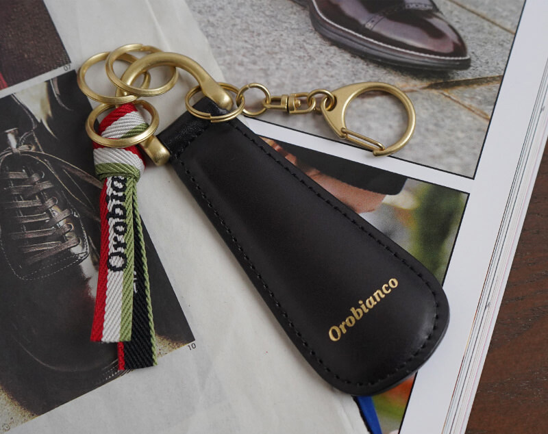 艶消しゴールドの金具が映える、スタイリッシュなデザイン