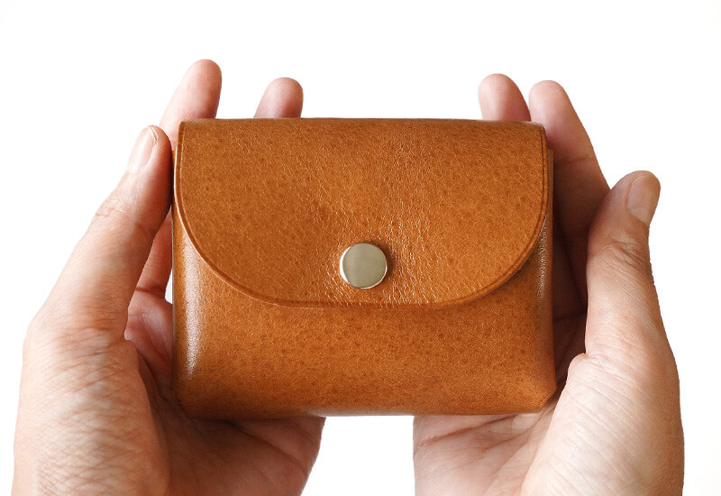 丸みを帯びたデザインと本革の手触り