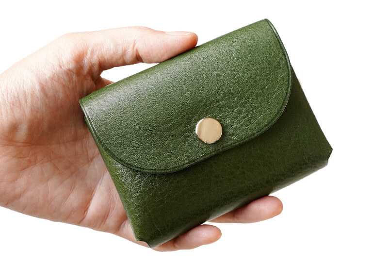 片手に収まるミニ財布。
