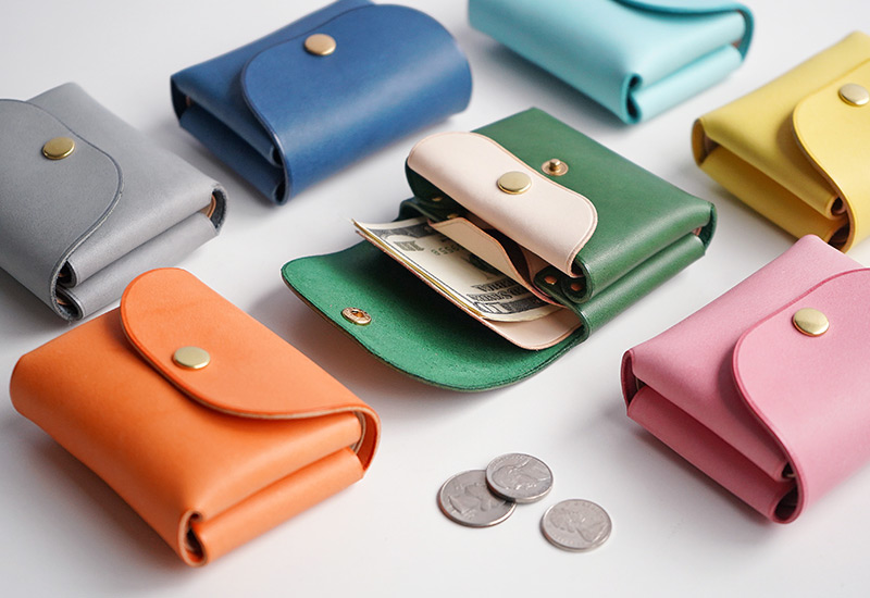 華やかな経年変化が楽しめる本革