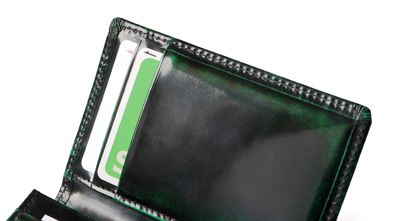 カードポケットが搭載されているので、よく使用するカード等を一緒に収納することができます。