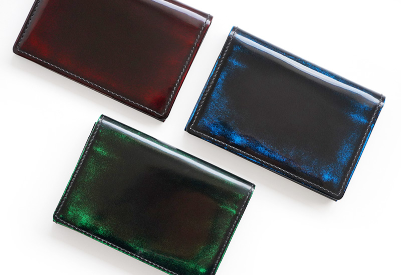 コードバンのような輝きと、グラデーションが美しい牛革キップレザー。