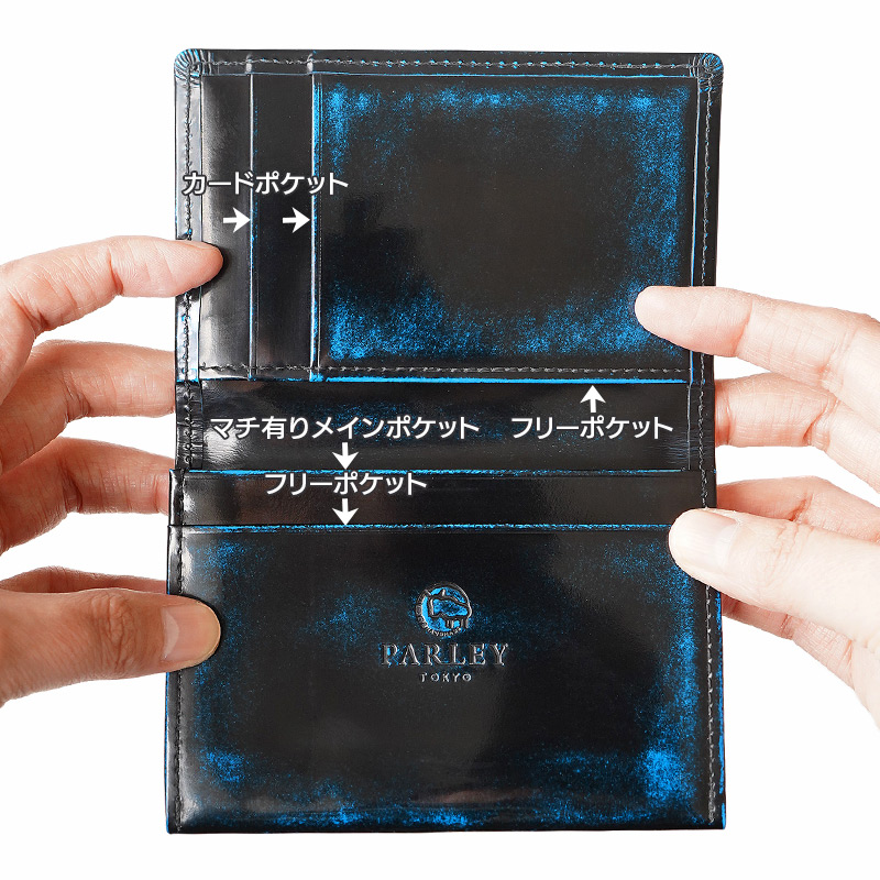 開けると２段のカードポケット、フリーポケット２ケ所、マチ有りのメインポケットがあります。