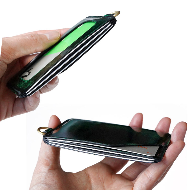 3層構造。カード3枚ピッタリ収納。