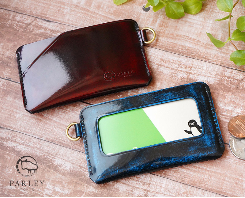 手磨きで磨かれたレザーが美しい、オシャレなパスケース。