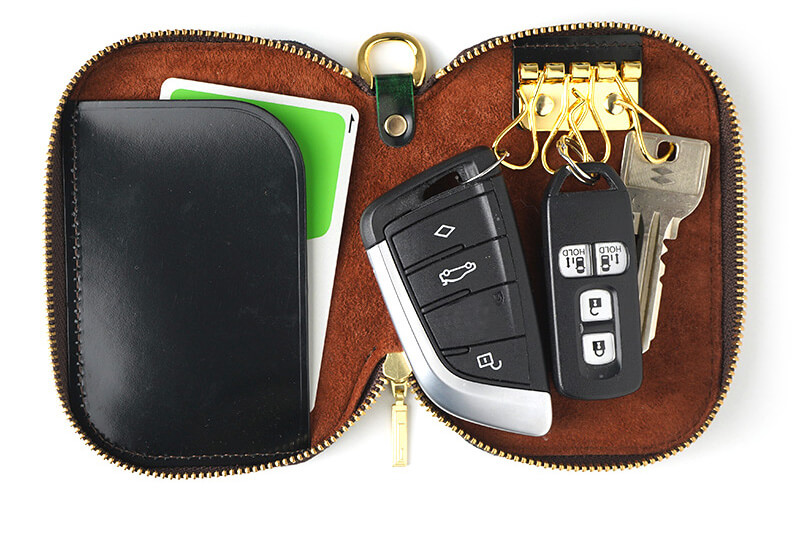 スマートキー２本と家の鍵、 カード類をひとまとめに。
