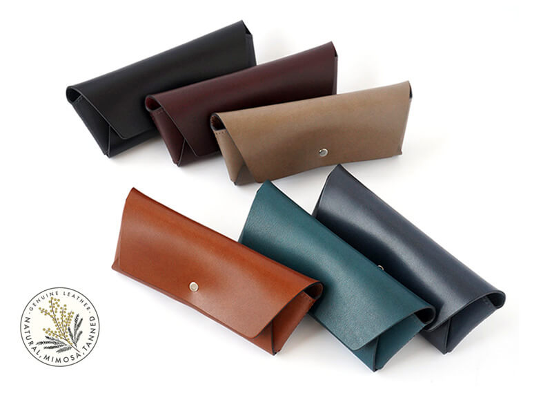 環境に配慮した、REVELオリジナルレザーを使用