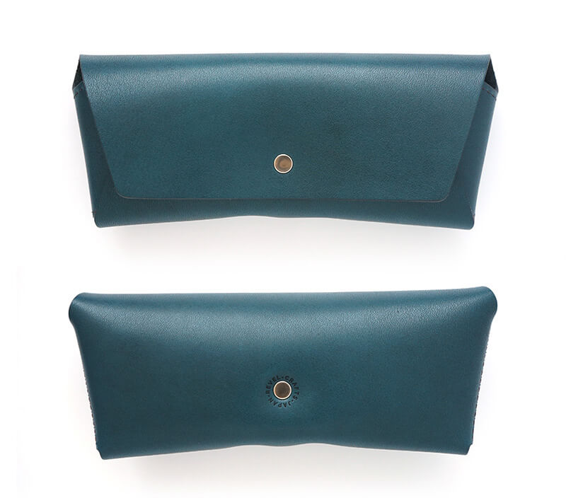 背面に円環のデザインでシンプルなロゴ。