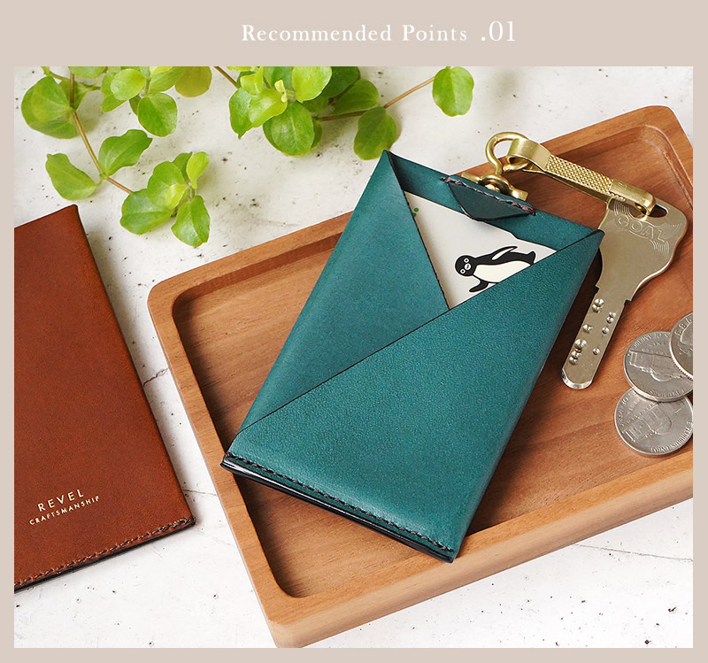 バッグに取り付けたり、鍵を付けて使用できる金属のフック付き